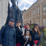 Studentki z włoch z opiekunem przed pomnikiem Jana Pawła II