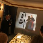 Otwarcie wystawy w Willow Springs, na zdjęciu ks. dr Jacek Pietruszka opowiadający o ekspozycji