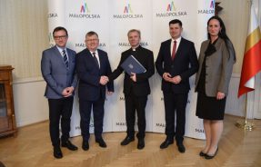 wręczenie nominacji dyrektorskiej ks. dr Jackowi Pietruszce - członkowie zarządu woj. małopolskiego