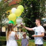 święto małopolski, monika i paweł rozdają balony dzieciom