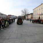 pogrzeb ks. Jacka Pietruszki - karawan z trumna przed kościołem