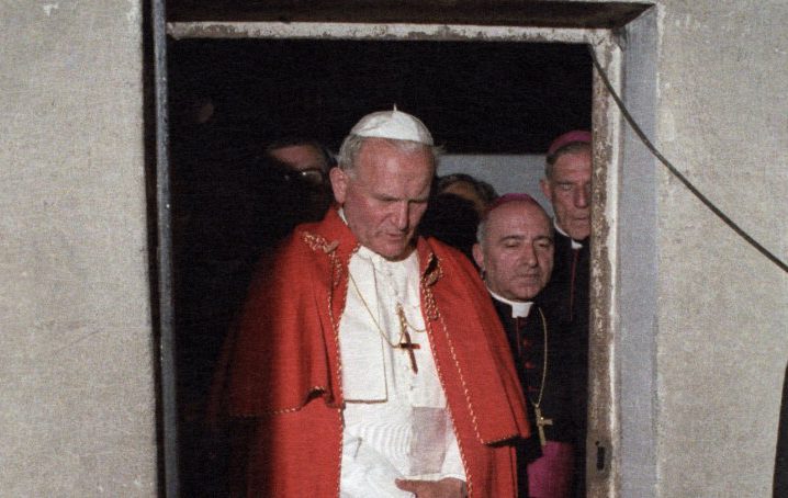 Jan Paweł II w celi śmierci Maksymiliana Marii Kolbe