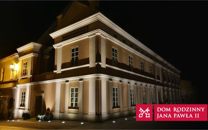 Widok nocny na muzeum od strony ul. Kościelnej