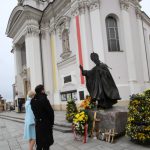 pomnik Jana Pawła II w Wadowicach, Iwona Gibas i ks. Łukasz Piórkowski składają kwiaty pod pomnikiem